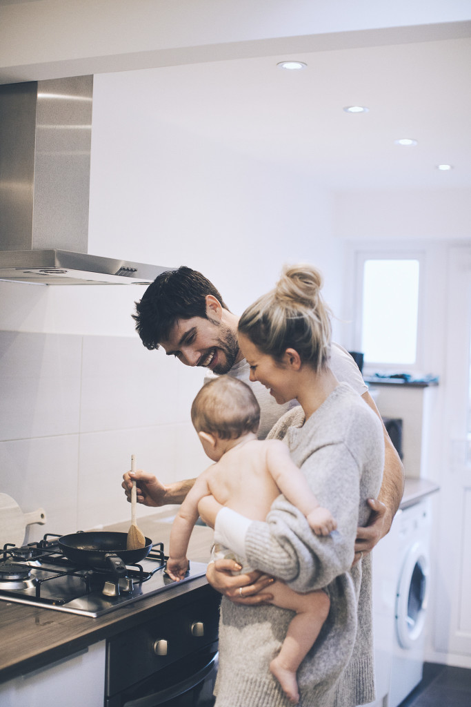 lifestyle-photographer-family-london-baby-at-home-reportage-richmond2Z5A4961 f1